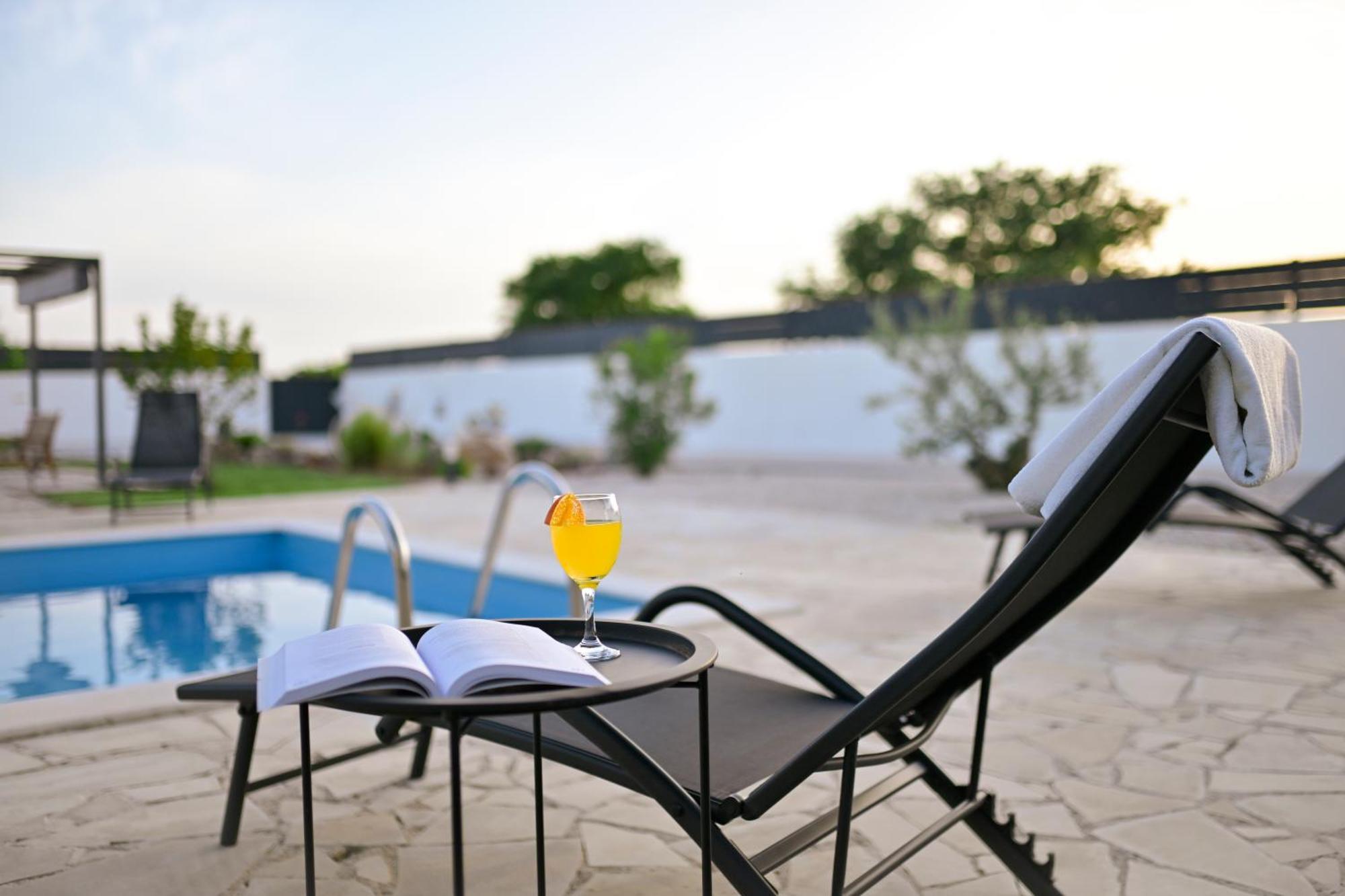 Apartment Amelie - With Pool And Sauna! Galovac  Bagian luar foto
