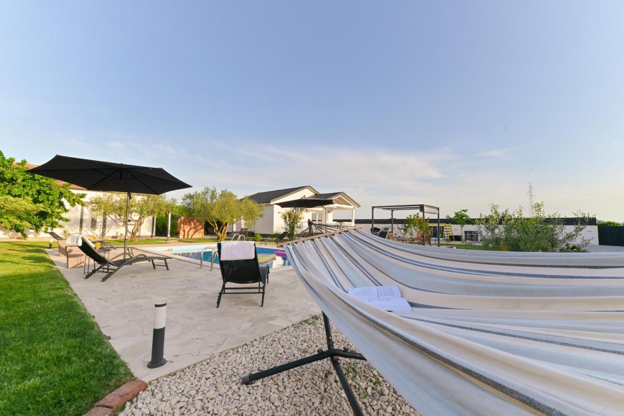 Apartment Amelie - With Pool And Sauna! Galovac  Bagian luar foto